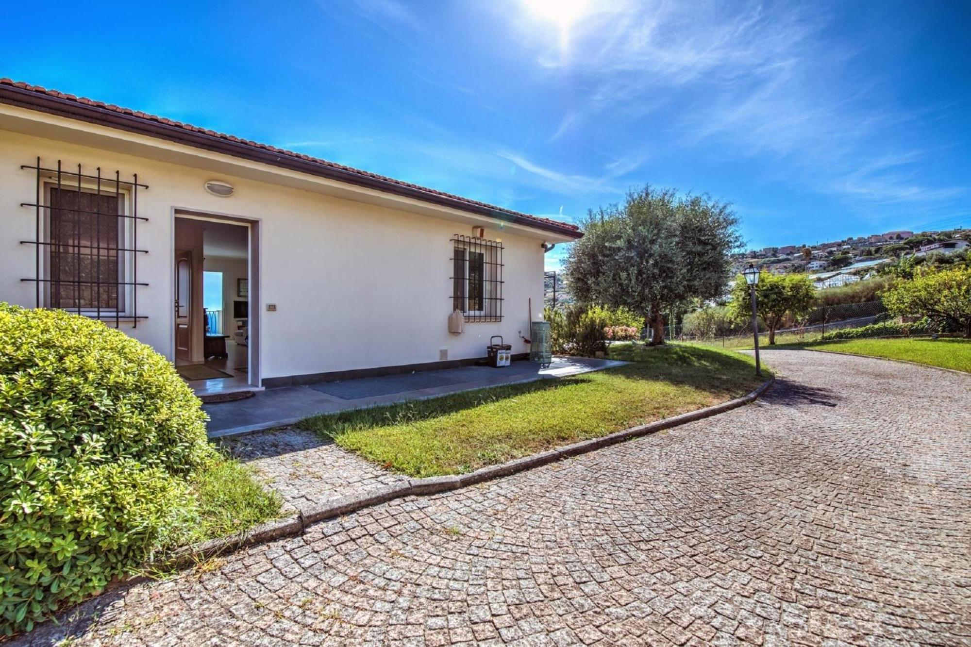 Villa Lucia Riviera Dei Fiori Pool - Happy Rentals サンレモ エクステリア 写真